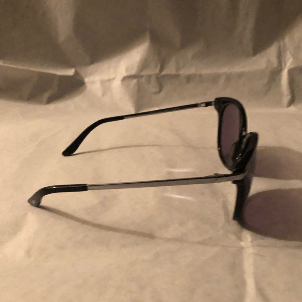 Guess Sunglasses 🕶 - Picture 6 of 7